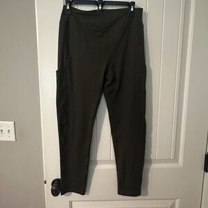 Lululemon Soft Sueded Capris Green Athletic Pants Leggings Women’s Size 6